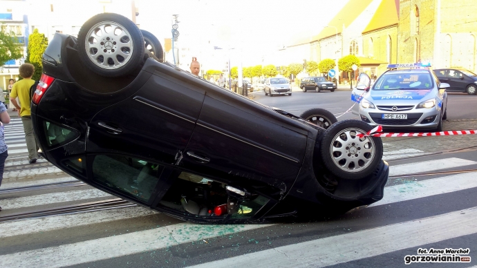 8/13 Dachowanie mercedesa przy katedrze