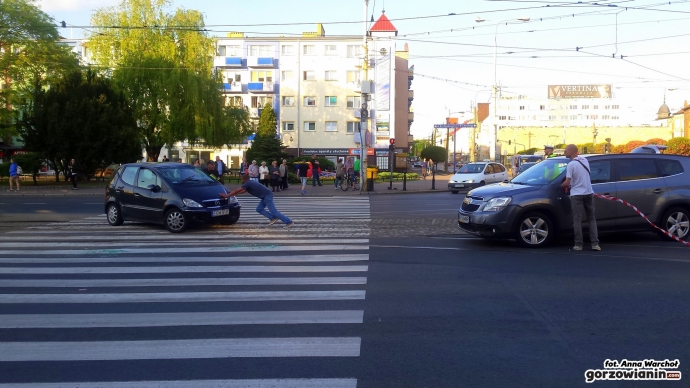 9/13 Dachowanie mercedesa przy katedrze