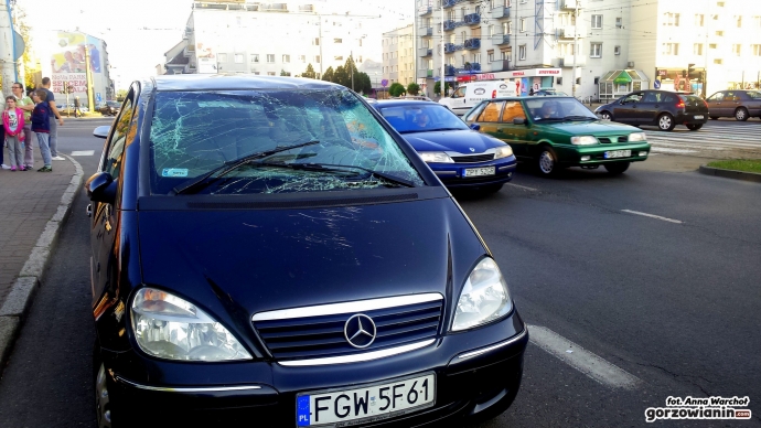 10/13 Dachowanie mercedesa przy katedrze