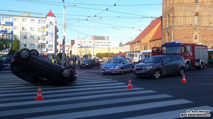 12/13 Dachowanie mercedesa przy katedrze