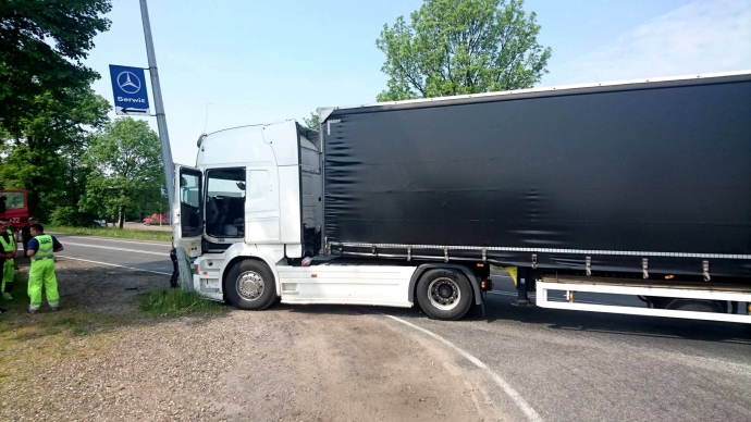 7/11 Zmiażdżona skoda po czołówce z ciężarówką