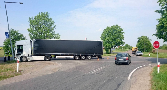 8/11 Zmiażdżona skoda po czołówce z ciężarówką