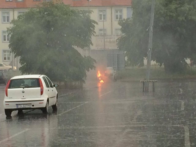 16/19 Z dużej chmury mała burza