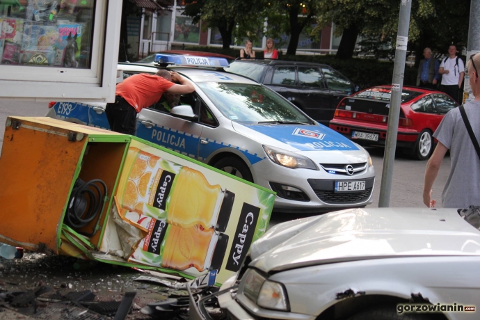 2/11 Wjechał BMW w kiosk