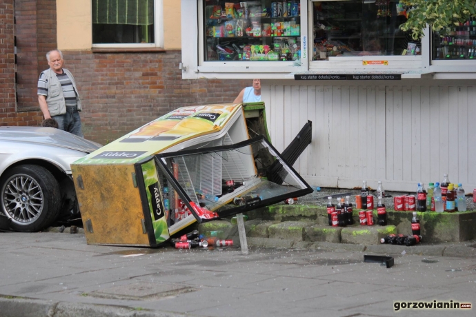 4/11 Wjechał BMW w kiosk
