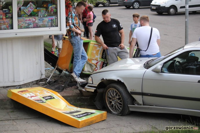 6/11 Wjechał BMW w kiosk