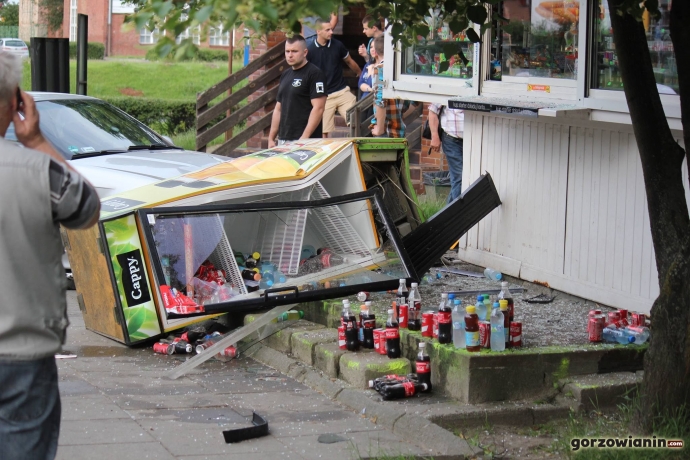 9/11 Wjechał BMW w kiosk