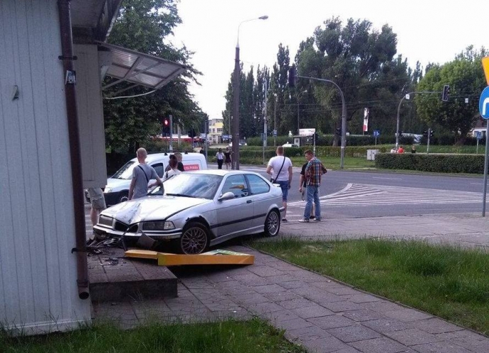 10/11 Wjechał BMW w kiosk