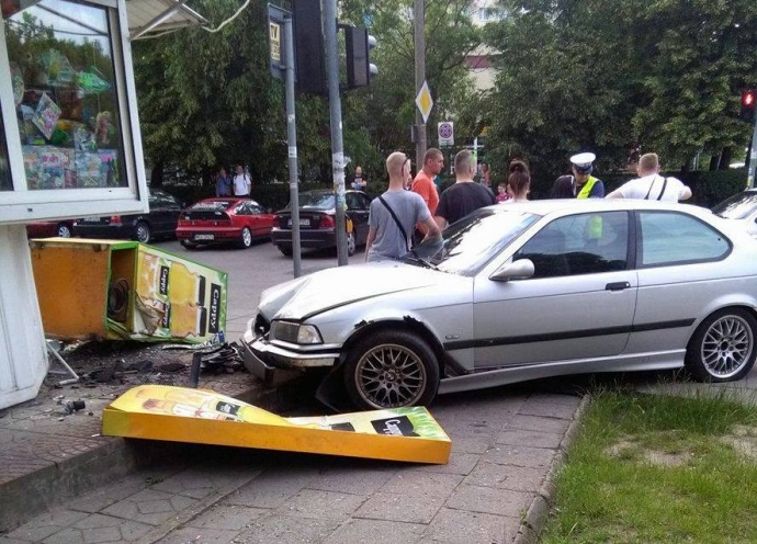 11/11 Wjechał BMW w kiosk