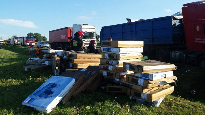 8/9 Karambol z udziałem ciężarówek na S3