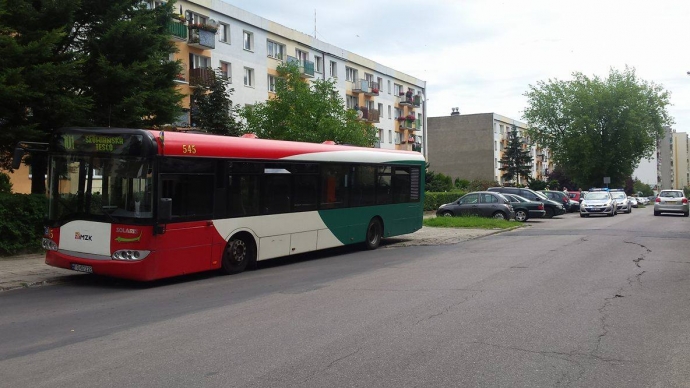 1/5 Autobus wjechał w zaparkowane auta