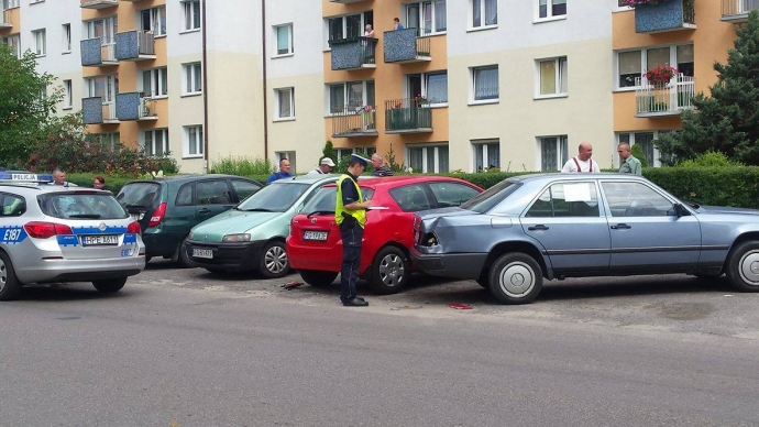 2/5 Autobus wjechał w zaparkowane auta