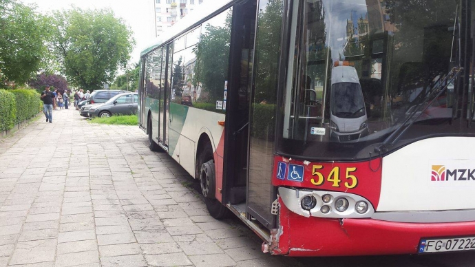 5/5 Autobus wjechał w zaparkowane auta