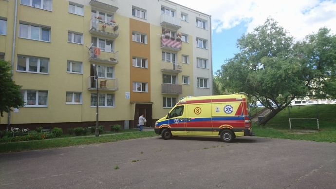 3/5 Młoda kobieta wyrzucona z balkonu