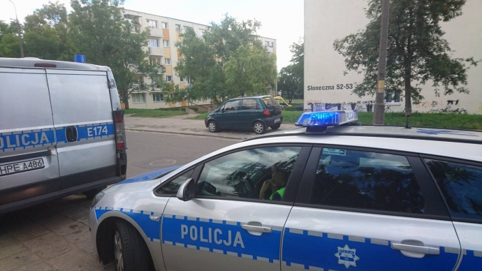 4/5 Młoda kobieta wyrzucona z balkonu