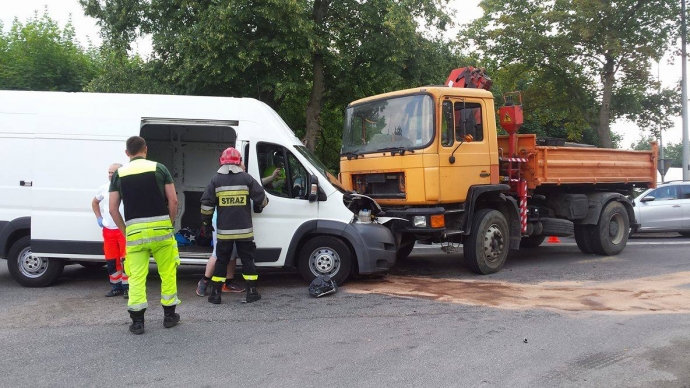 3/5 Zderzenie busa z ciężarówką na Walczaka