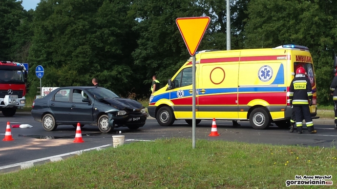 3/7 Zderzenie dwóch aut na Kasprzaka