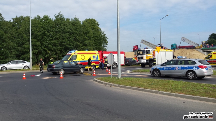 4/7 Zderzenie dwóch aut na Kasprzaka