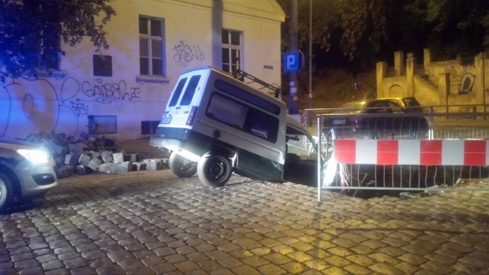 3/8 Renault wpadło do wykopu