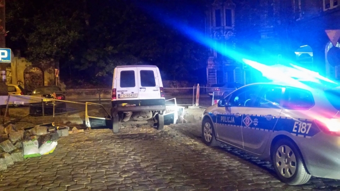 4/8 Renault wpadło do wykopu