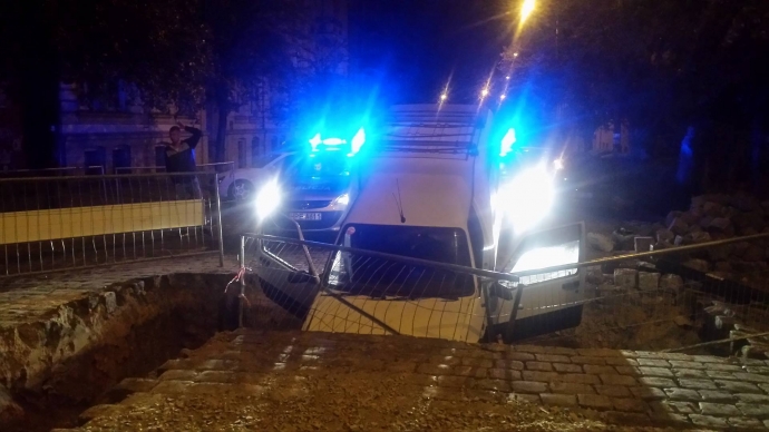 5/8 Renault wpadło do wykopu