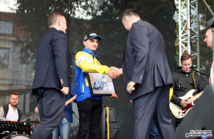 4/20 Mistrzowska Stal powitana na bulwarze