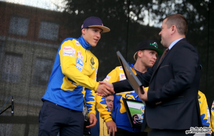 8/20 Mistrzowska Stal powitana na bulwarze