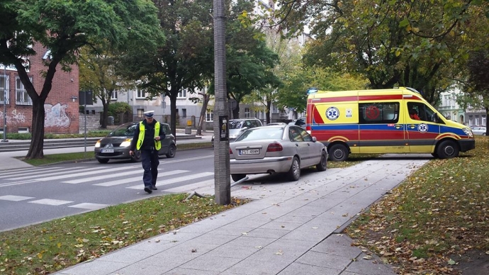 3/5 Audi skasowało znak na przejściu dla pieszych
