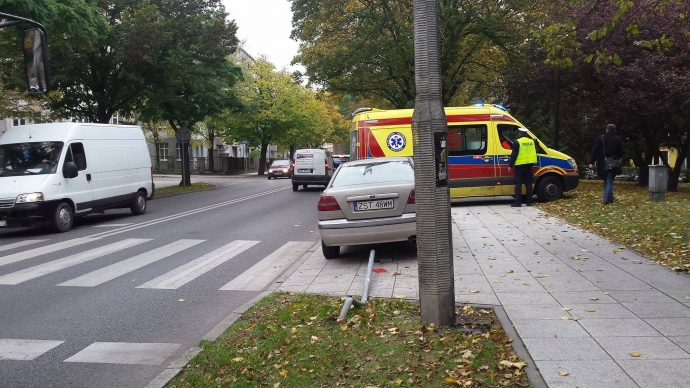 5/5 Audi skasowało znak na przejściu dla pieszych