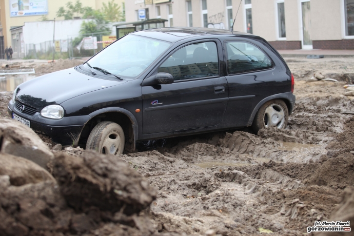 6/9 Corsa wjechała na plac budowy