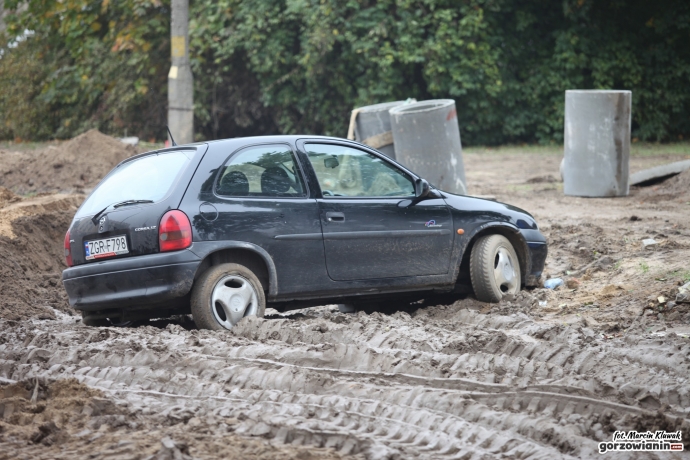 7/9 Corsa wjechała na plac budowy