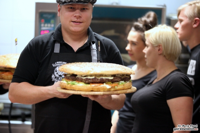 1/16 Pożerali ogromne burgery na czas