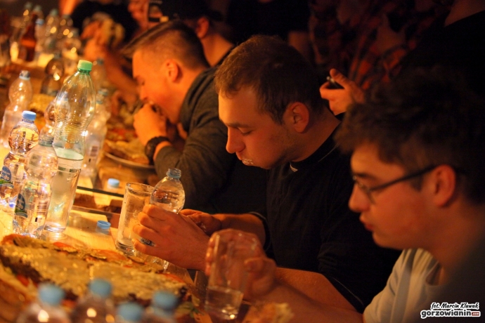 5/16 Pożerali ogromne burgery na czas