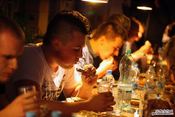 6/16 Pożerali ogromne burgery na czas