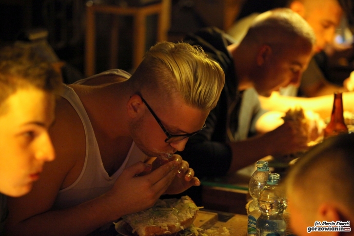 7/16 Pożerali ogromne burgery na czas