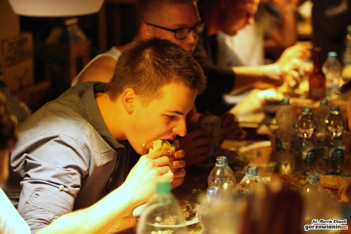 9/16 Pożerali ogromne burgery na czas
