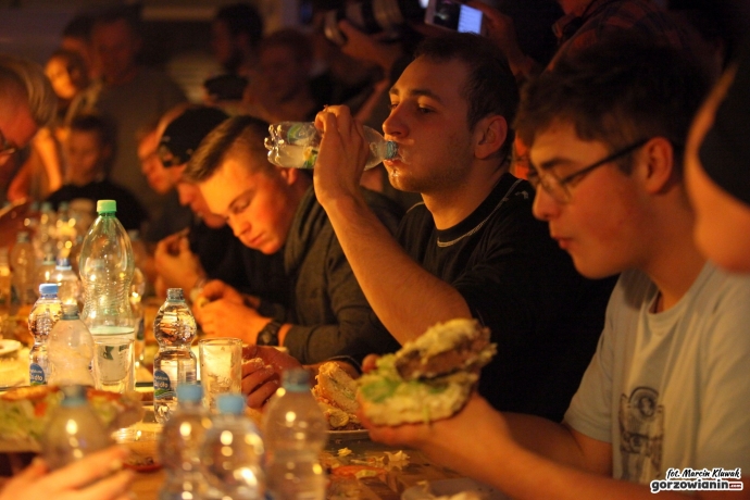 10/16 Pożerali ogromne burgery na czas