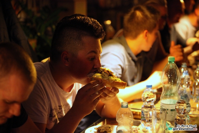 11/16 Pożerali ogromne burgery na czas