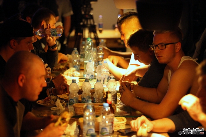 13/16 Pożerali ogromne burgery na czas