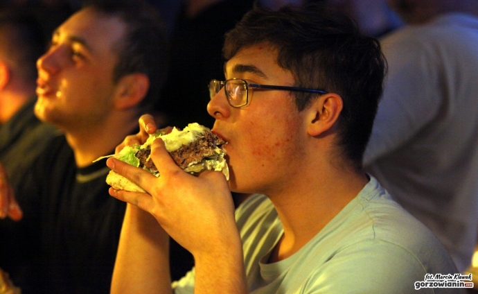 14/16 Pożerali ogromne burgery na czas