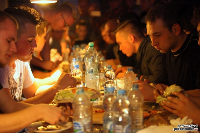 15/16 Pożerali ogromne burgery na czas