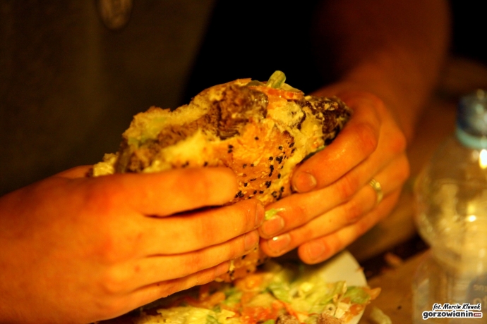 16/16 Pożerali ogromne burgery na czas