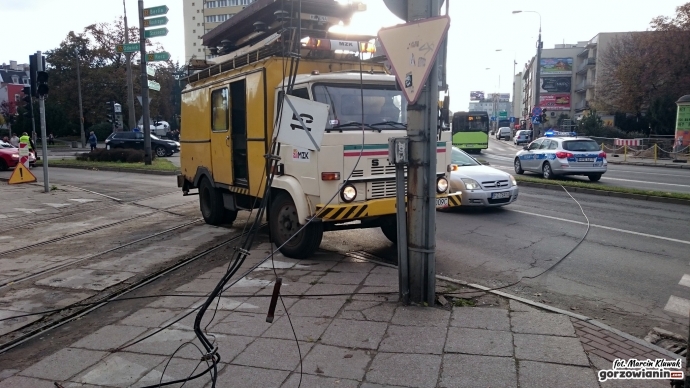 3/8 Zerwana trakcja tramwajowa