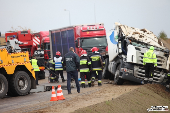 13/16 Wypadek ciężarówki przewożącej indyki