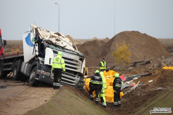14/16 Wypadek ciężarówki przewożącej indyki