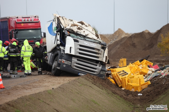 16/16 Wypadek ciężarówki przewożącej indyki