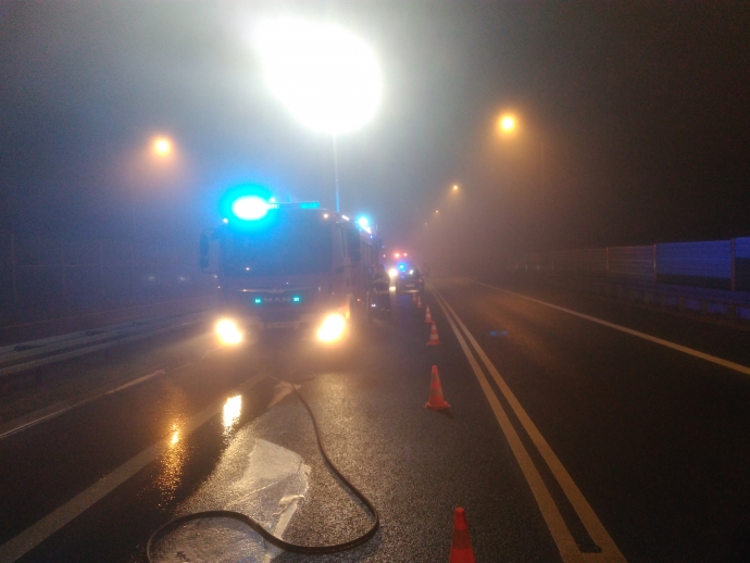 6/8 Spalony bus na ekspresówce