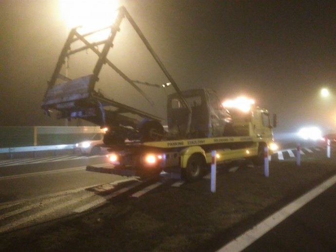 8/8 Spalony bus na ekspresówce