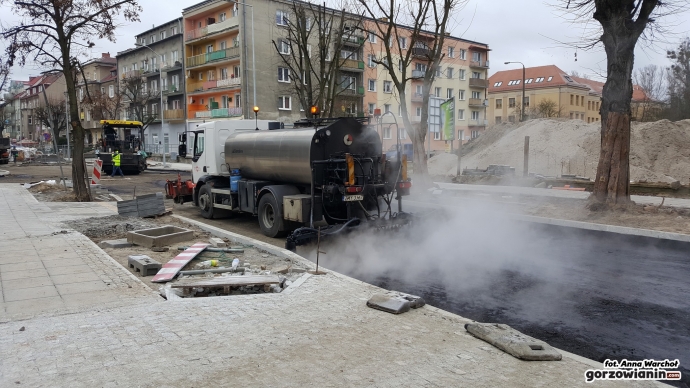 3/15 Wylewanie asfaltu na Borowskiego