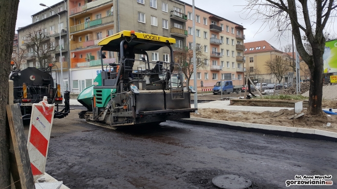 5/15 Wylewanie asfaltu na Borowskiego